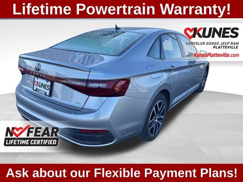 Used 2025 Volkswagen Jetta SE image 3