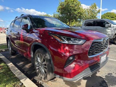 Used 2023 Toyota Highlander Platinum image 4