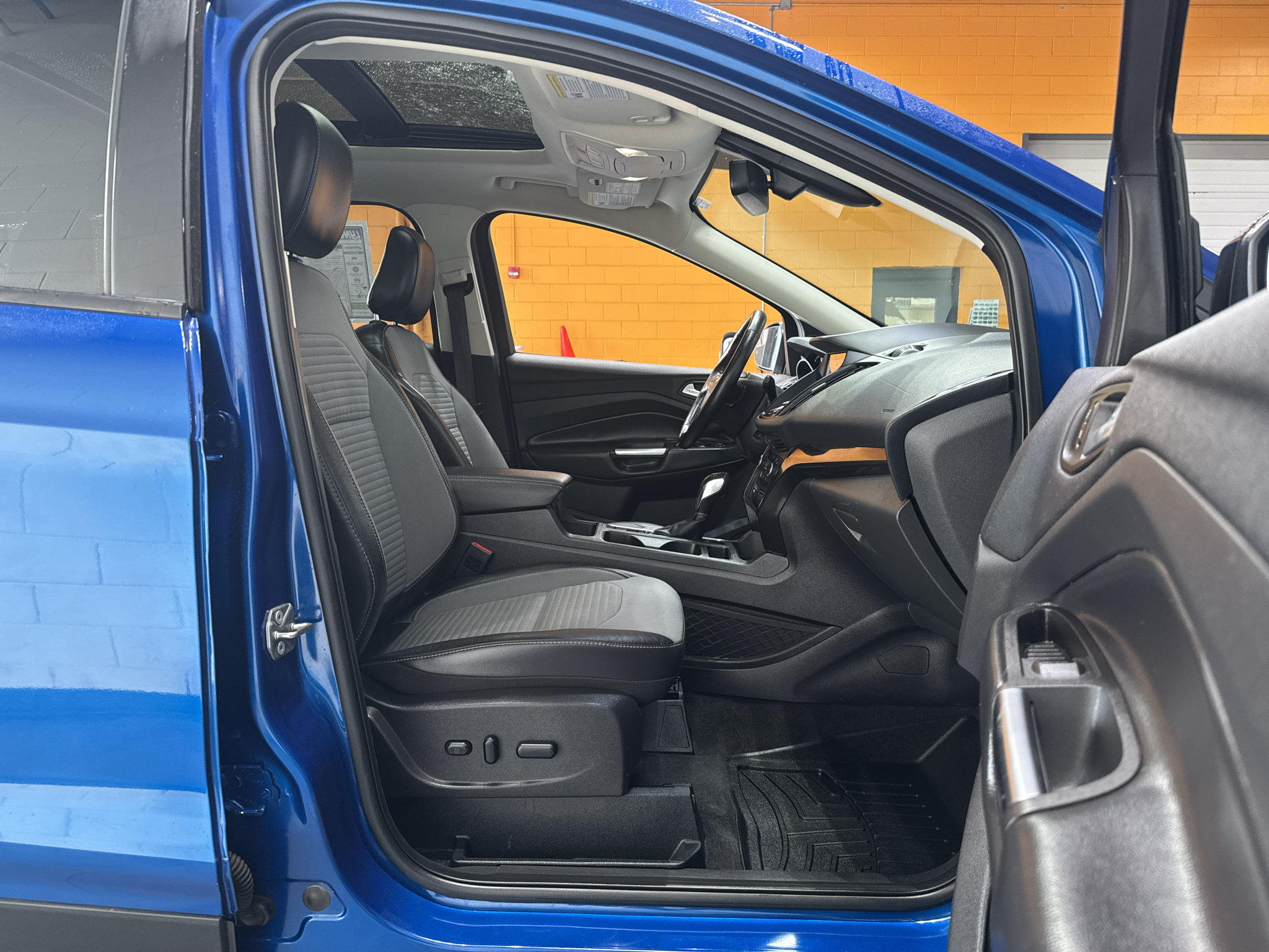 Used 2019 Ford Escape Titanium AWD/4WD image 16