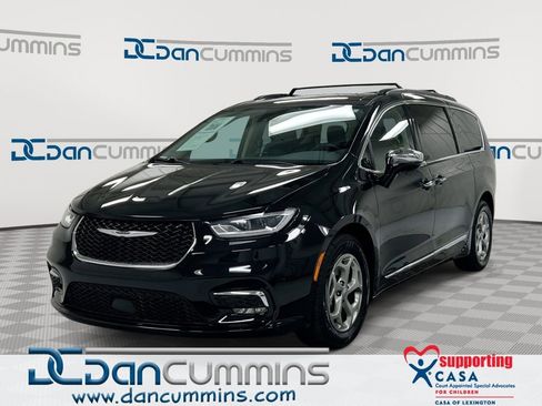 Used 2023 Chrysler Pacifica Limited FWD image 1