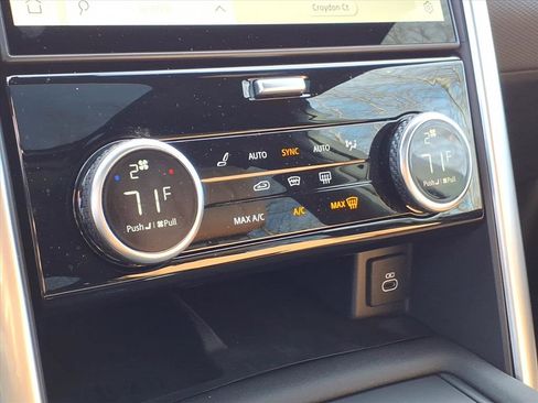 Certified 2024 Land Rover Discovery Dynamic SE image 13