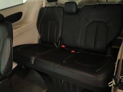Used 2022 Chrysler Pacifica Touring-L w/ Uconnect Theater Family Group AWD/4WD image 28