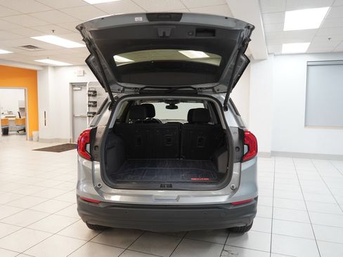 Used 2024 GMC Terrain SLE w/ Driver Convenience Package FWD image 9