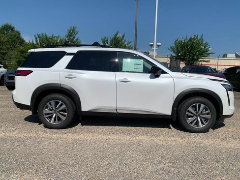 New 2026 Nissan Pathfinder SL w/ SL Premium Package FWD image 2