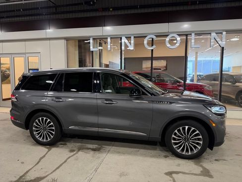 Used 2023 Lincoln Aviator AWD w/ Premium Package image 3