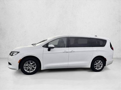 Used 2022 Chrysler Voyager LX FWD image 4