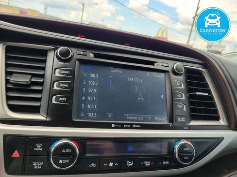Used 2017 Toyota Highlander XLE AWD/4WD image 21