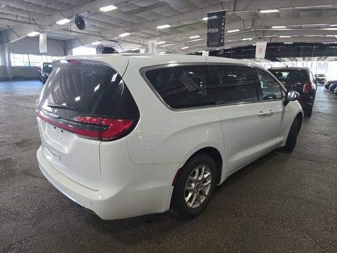 Used 2023 Chrysler Pacifica Touring-L FWD image 3