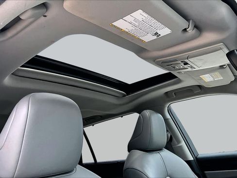 Used 2022 Toyota Highlander XLE FWD image 12