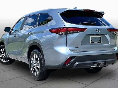 Used 2023 Toyota Highlander XLE AWD/4WD image 12