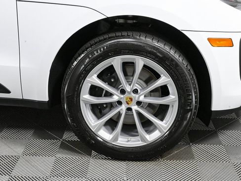 Certified 2025 Porsche Macan AWD image 39