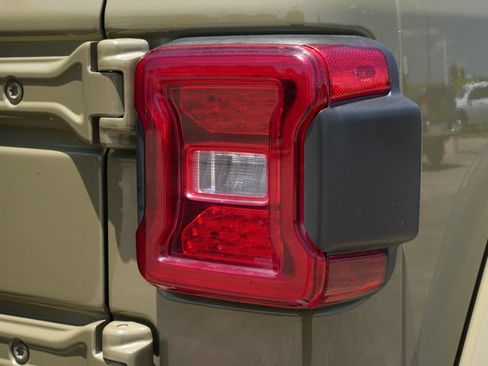 Used 2026 Jeep Wrangler Unlimited Sahara AWD/4WD image 19