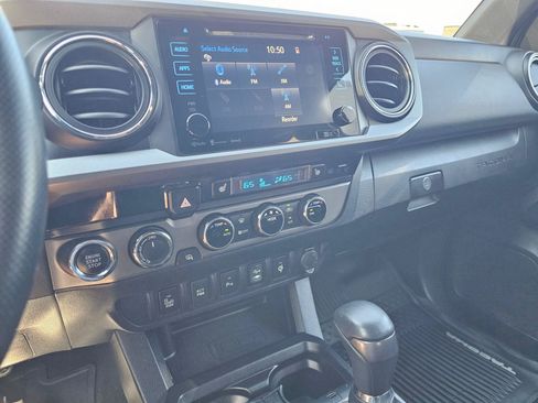 Used 2017 Toyota Tacoma TRD Off-Road w/ Premium & Technology Package AWD/4WD image 28
