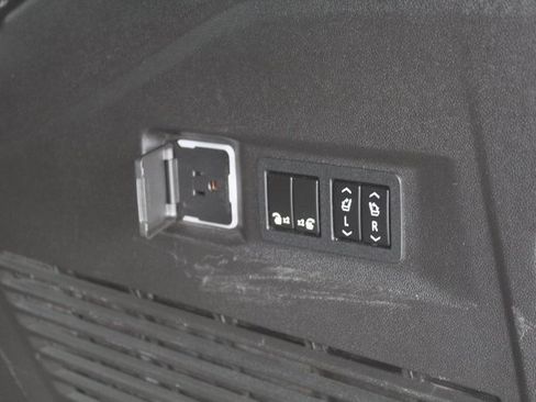 Used 2021 GMC Yukon Denali w/ Denali Premium Package image 8