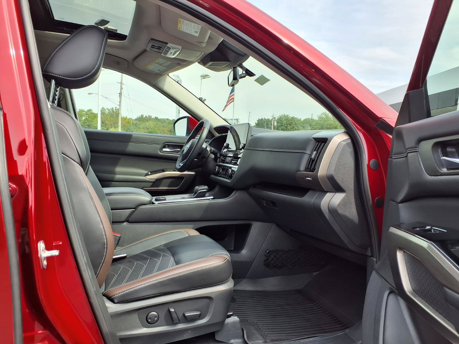 Used 2024 Nissan Pathfinder Platinum AWD/4WD image 27