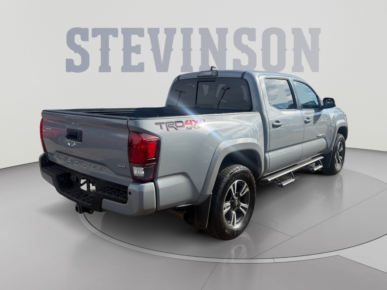 Used 2018 Toyota Tacoma TRD Sport AWD/4WD image 5