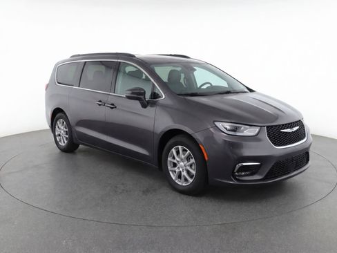 Used 2022 Chrysler Pacifica Touring-L FWD image 2