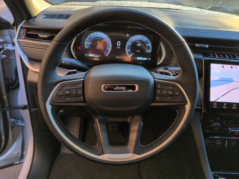 New 2025 Jeep Grand Cherokee Limited w/ Black Appearance Package image 12