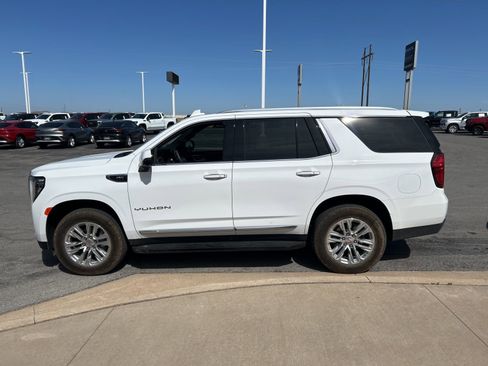 Used 2024 GMC Yukon SLT w/ SLT Premium Package image 8