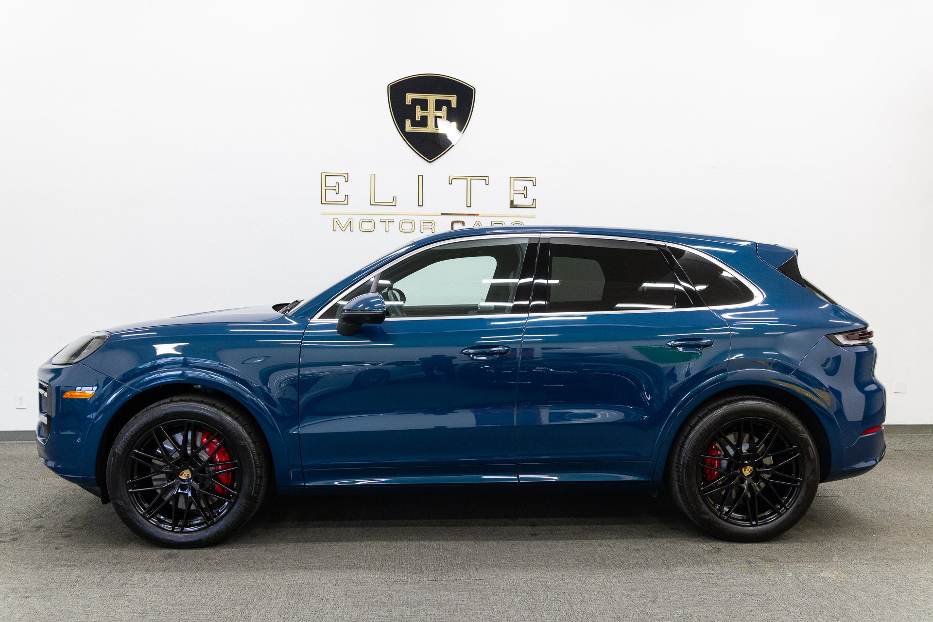 Used 2024 Porsche Cayenne S AWD/4WD image 2