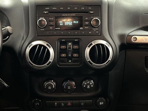 Used 2016 Jeep Wrangler Unlimited Rubicon image 7