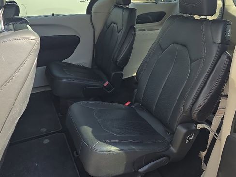 Used 2018 Chrysler Pacifica Touring-L Plus FWD image 6