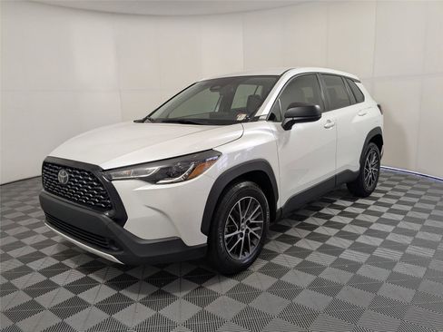 Used 2024 Toyota Corolla Cross L image 2