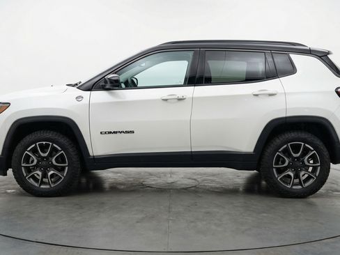 Used 2025 Jeep Compass Trailhawk image 5