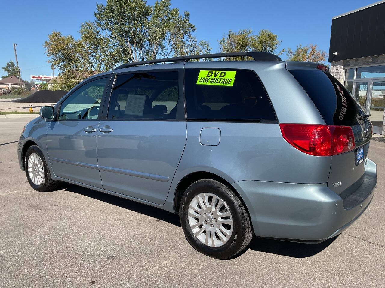 Used 2010 Toyota Sienna XLE w/ Towing Prep Pkg FWD image 4