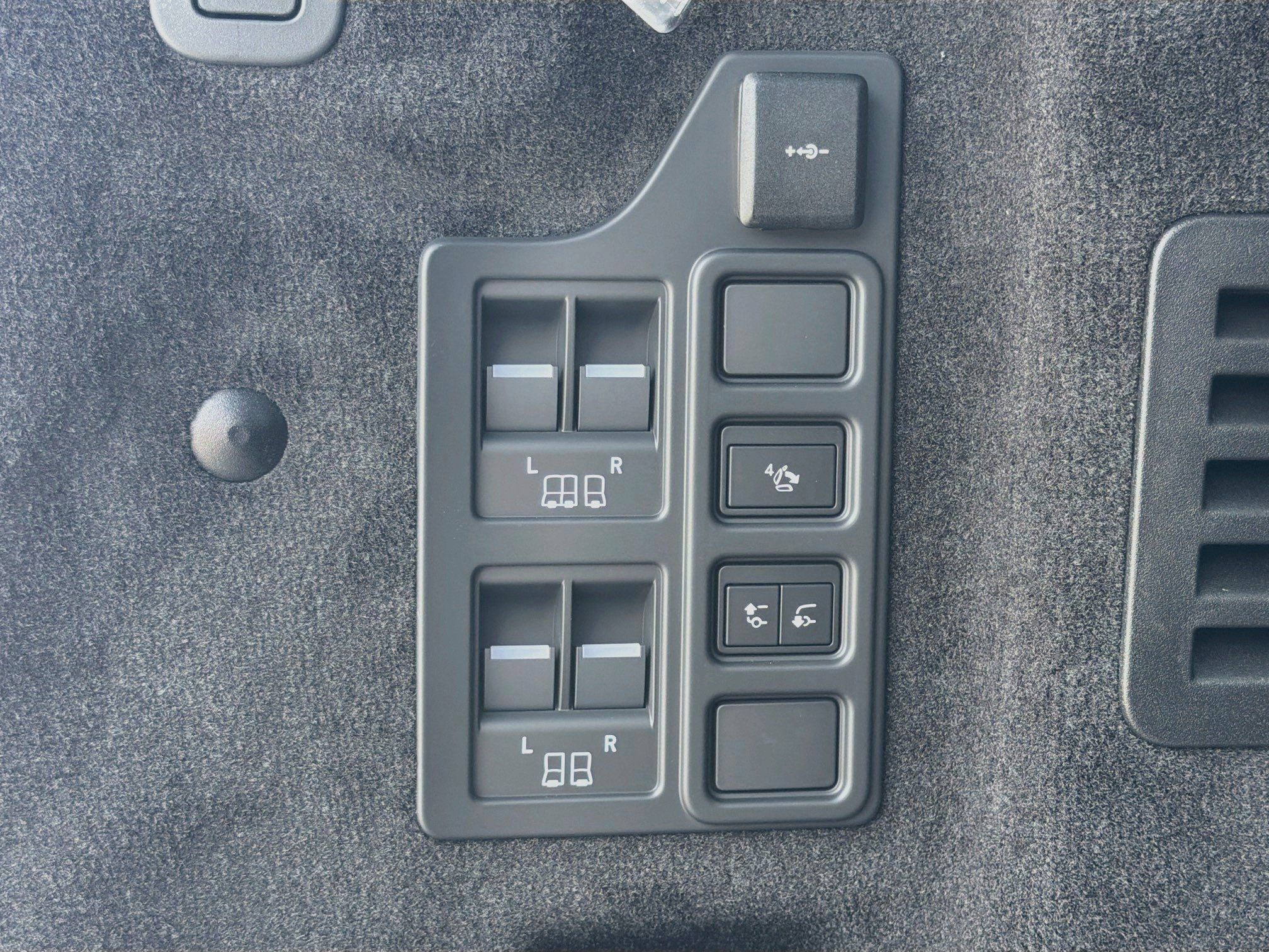 New 2026 Land Rover Discovery Limited Edition AWD/4WD image 13