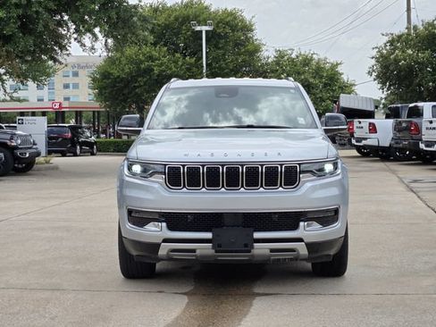Certified 2025 Jeep Wagoneer L Series II AWD/4WD image 2