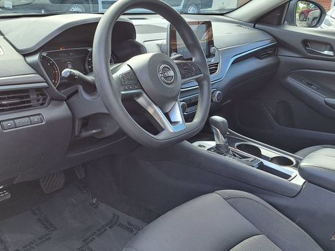 Used 2024 Nissan Altima 2.5 SV FWD image 8