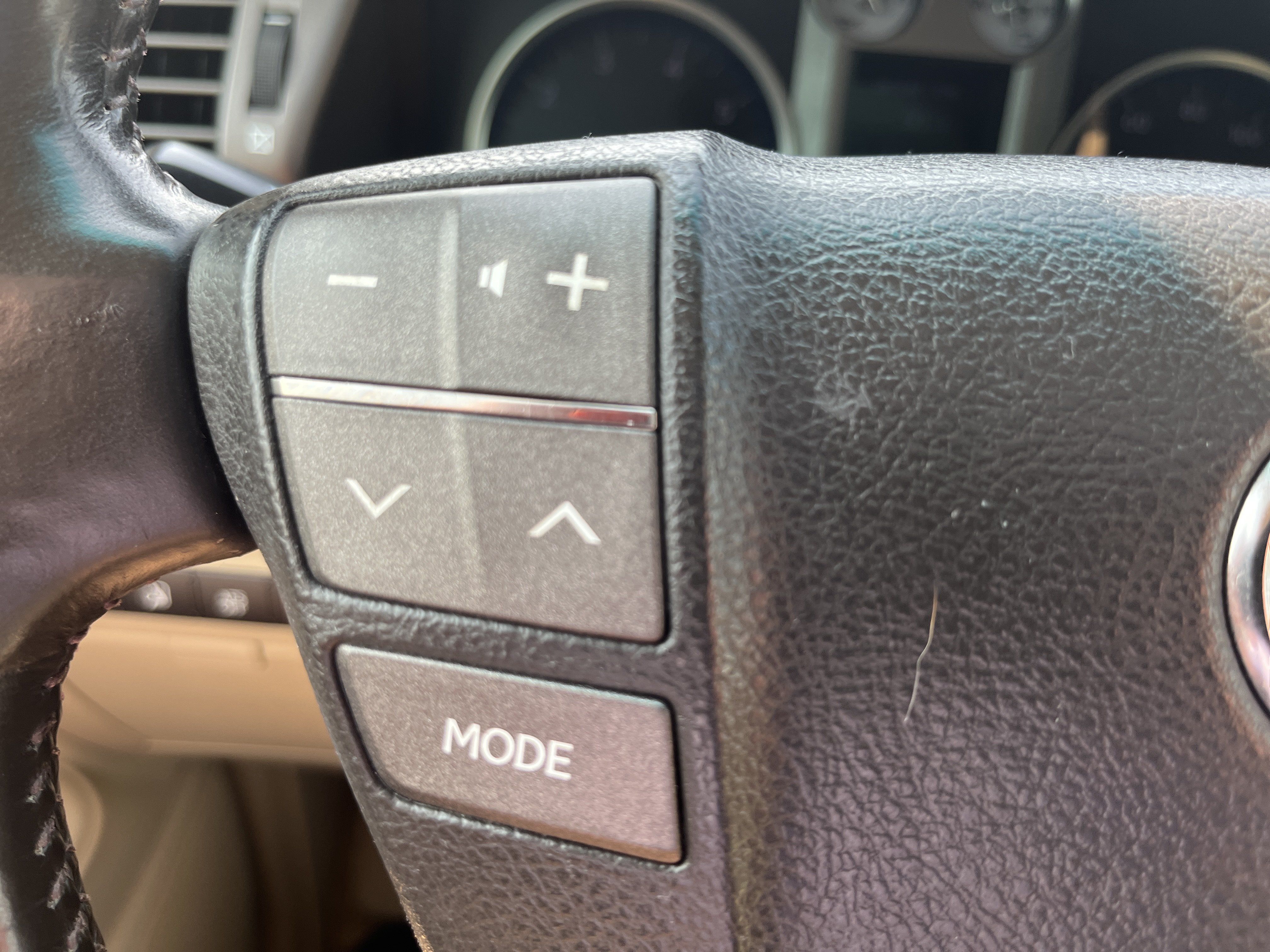 Used 2011 Lexus LX 570 4WD w/ Luxury Pkg image 27