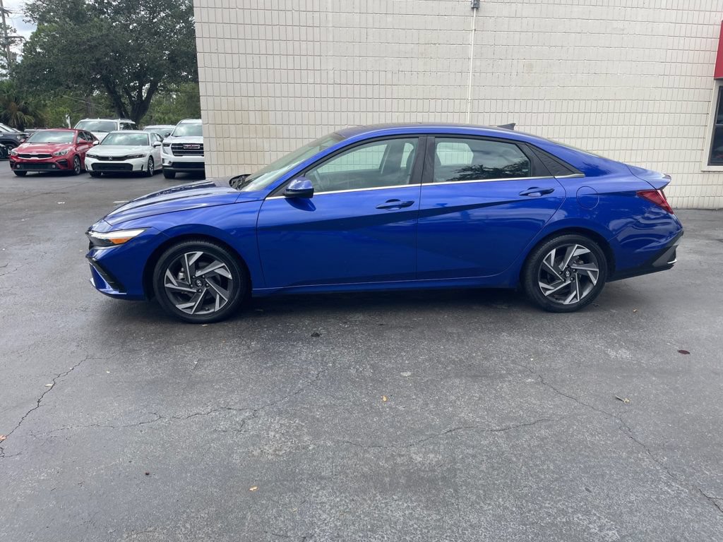 Used 2025 Hyundai Elantra SEL FWD image 2