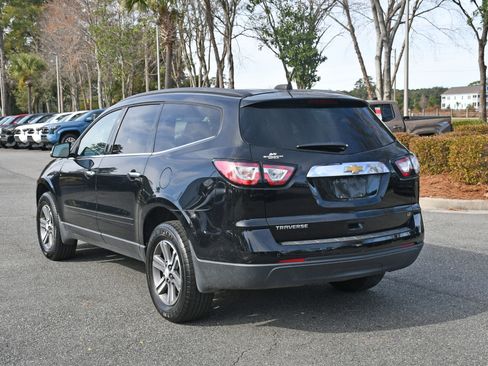 Used 2017 Chevrolet Traverse LT image 3