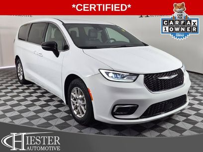 Used 2025 Chrysler Pacifica Select