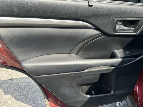 Used 2017 Toyota Highlander SE FWD image 18