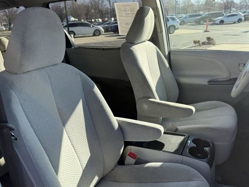 Used 2013 Toyota Sienna LE image 35