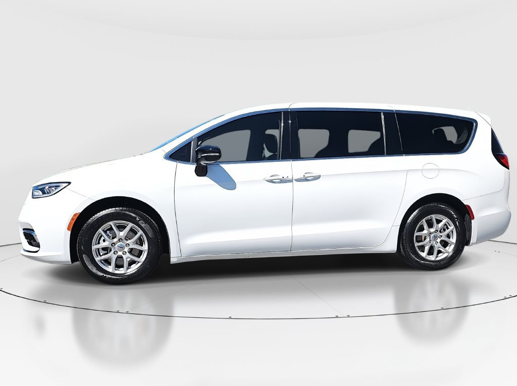 Used 2024 Chrysler Pacifica Touring-L FWD image 8