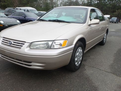 Used 1998 Toyota Camry LE image 11