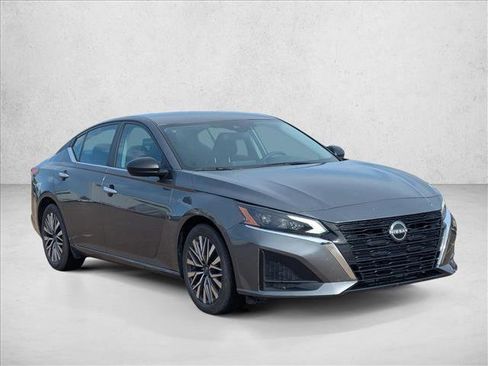 Used 2025 Nissan Altima 2.5 SV FWD image 3