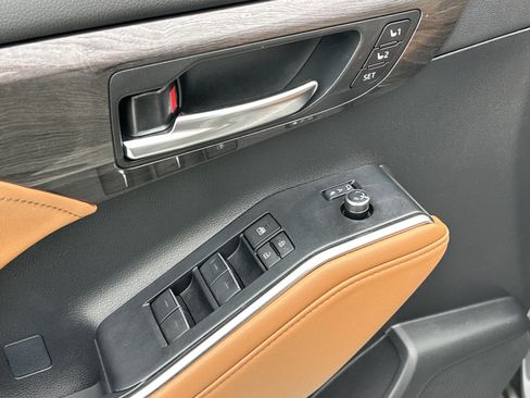 Used 2024 Toyota Highlander Platinum FWD image 15