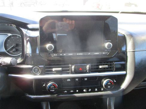 Used 2022 Nissan Pathfinder SV image 17