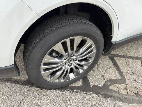 Used 2023 Toyota Venza Limited AWD/4WD image 6