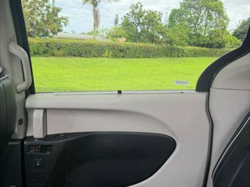 Used 2023 Chrysler Pacifica Limited FWD image 19