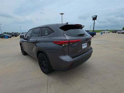 Used 2023 Toyota Highlander LE FWD image 5