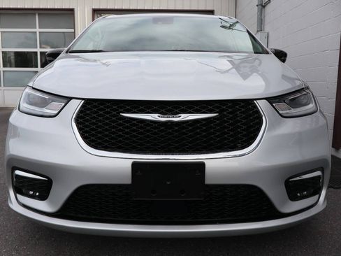 Used 2024 Chrysler Pacifica Limited FWD image 2