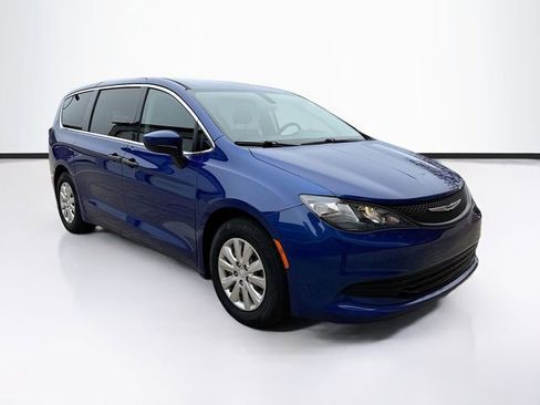 Used 2018 Chrysler Pacifica L image 3