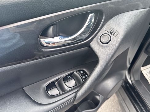 Used 2019 Nissan Rogue SV AWD/4WD image 12