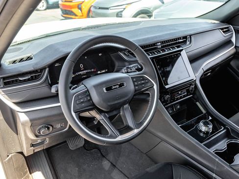 Used 2025 Jeep Grand Cherokee Laredo X RWD image 8